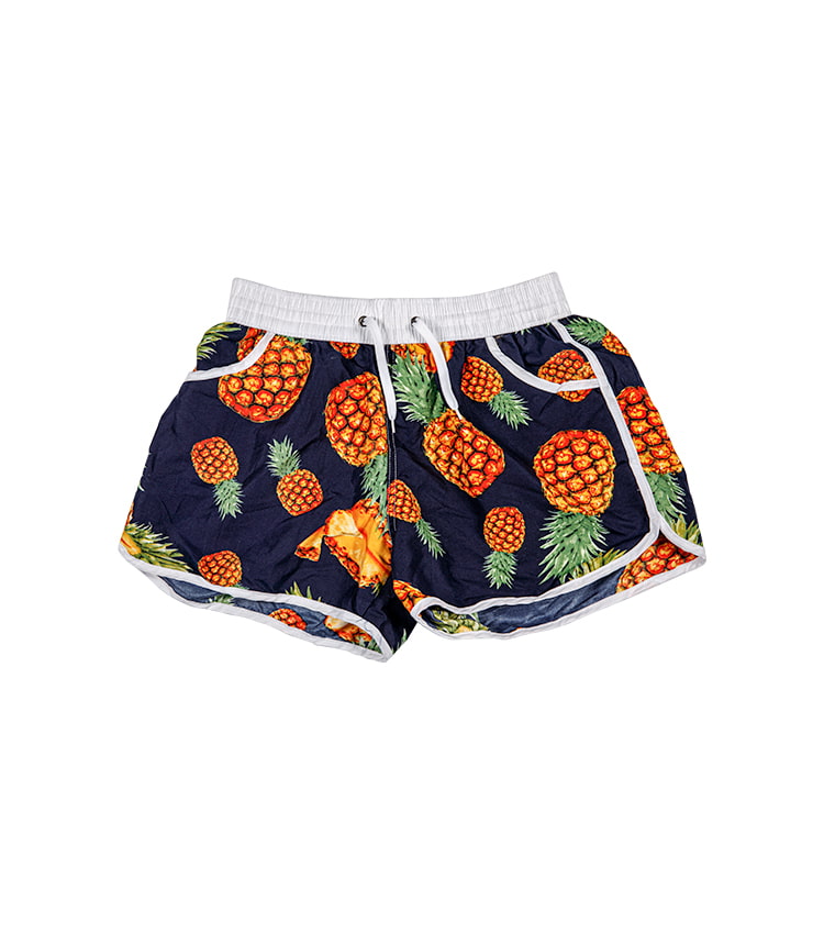 Shorts de playa de colores vivos con estampado de piñas